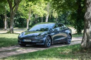 Tesla Model 3 2018 года  (WW)